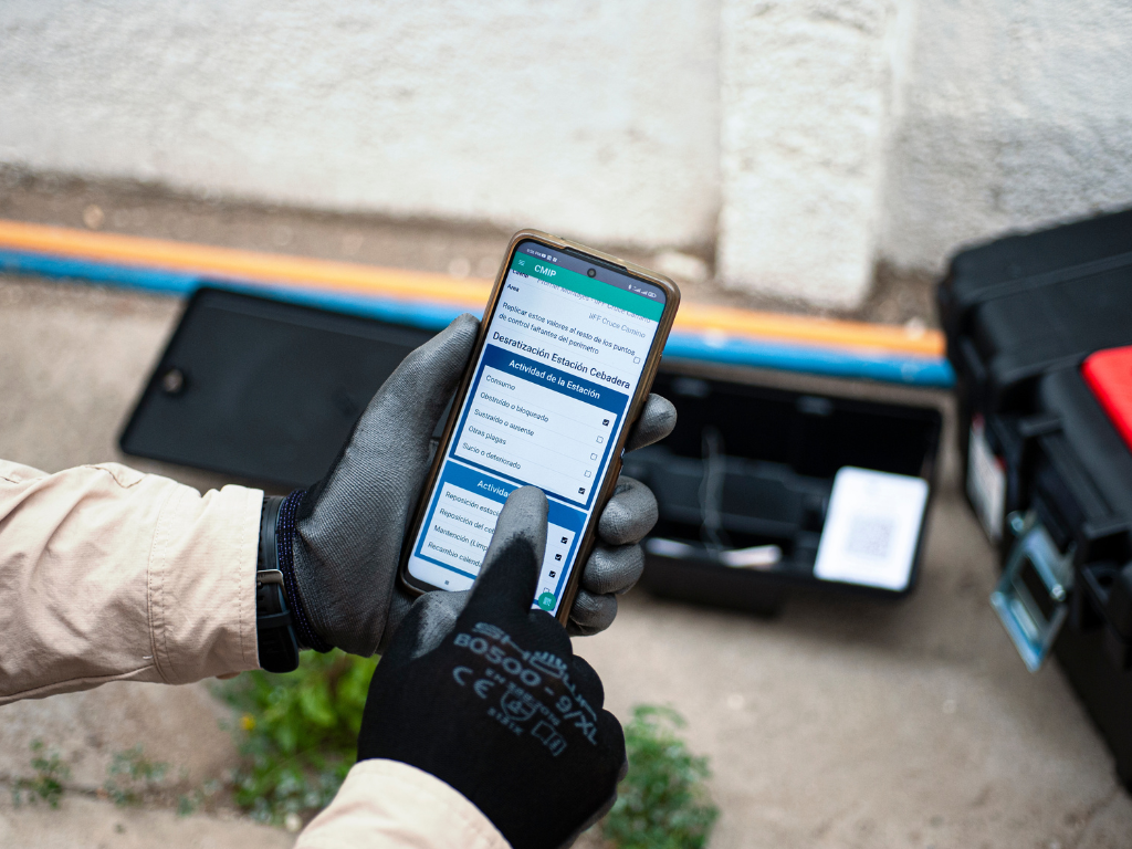 Composición conceptual de Central MIP con tablet y documentos de inspección